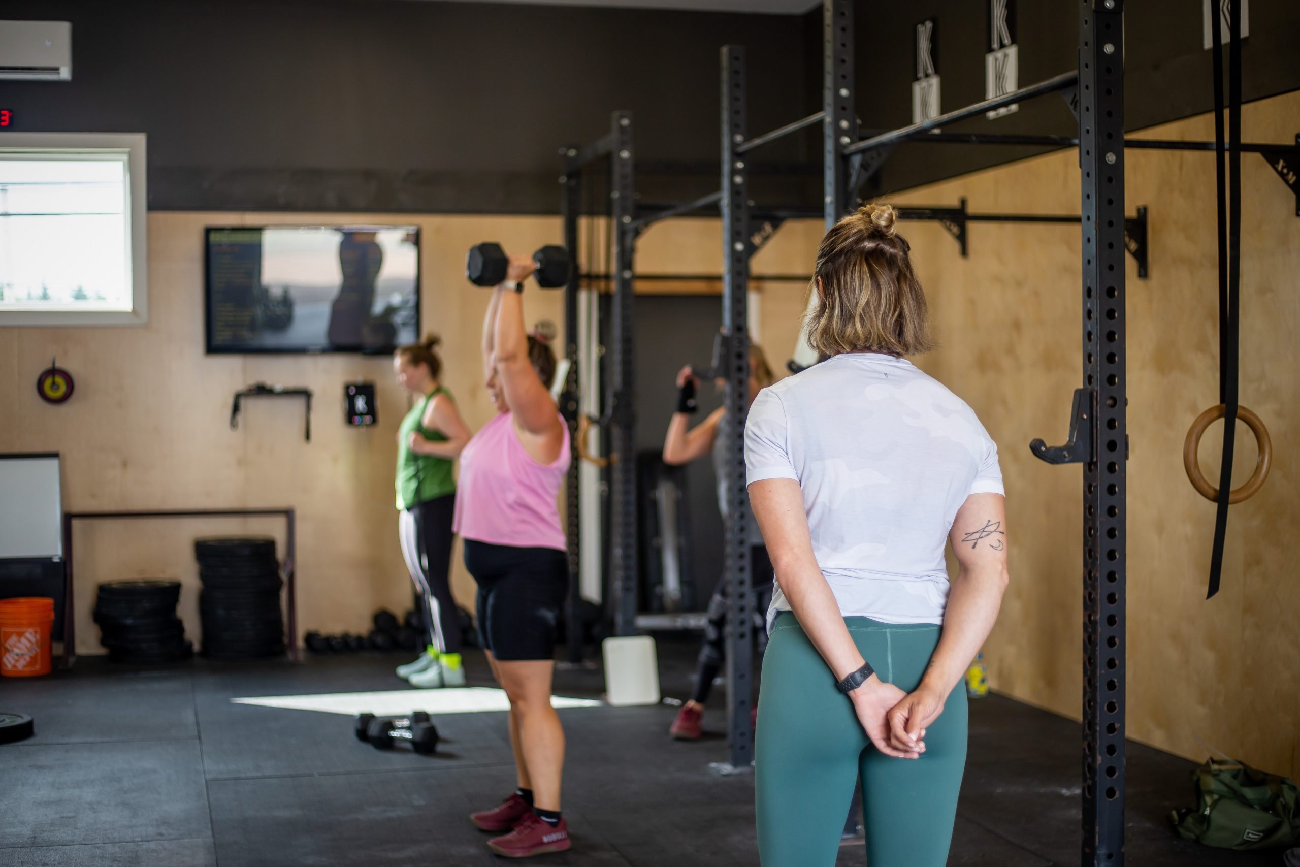 Kinetic99-94 Coach watching semi-private training athletes